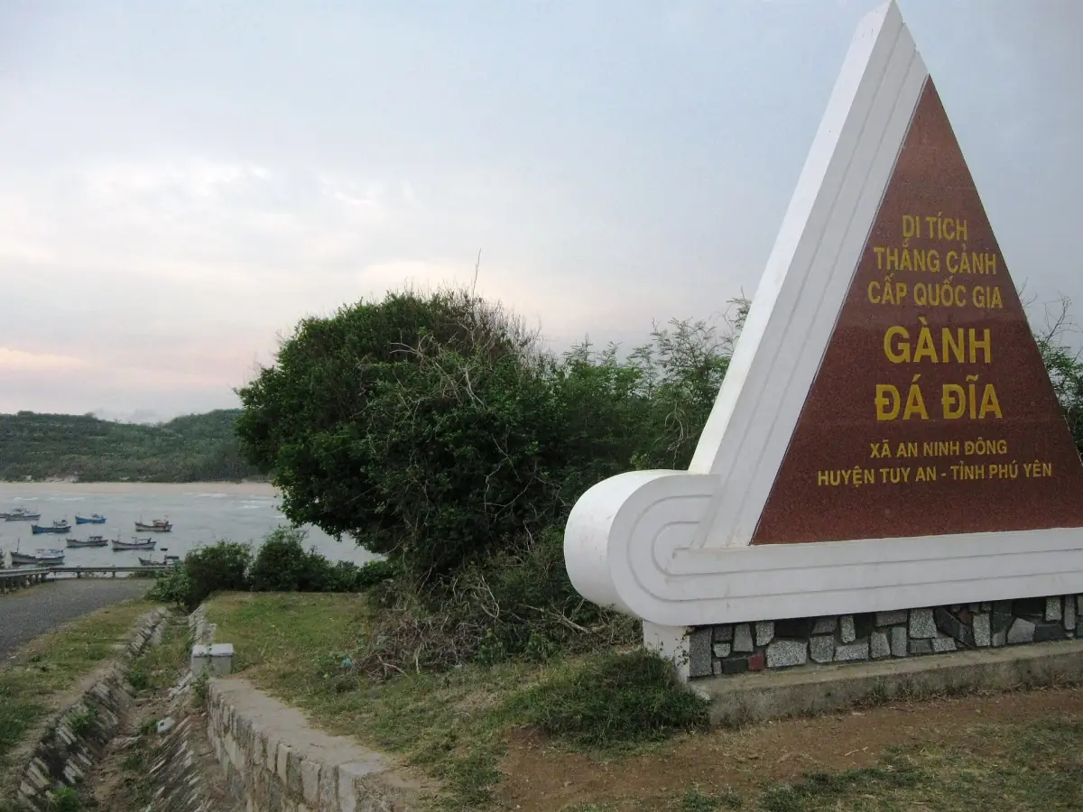 The entrance sign of Ganh Da Dia