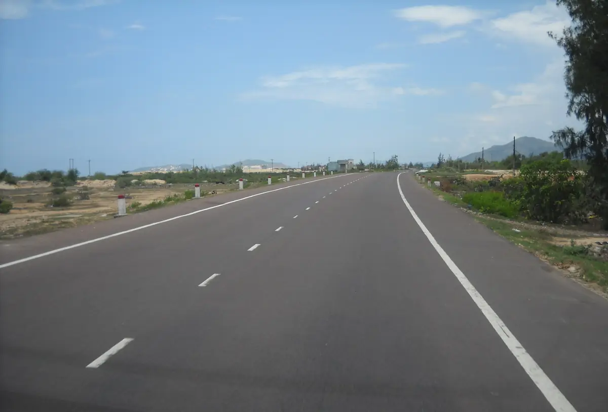 The coastal highway 1D near Song Cau